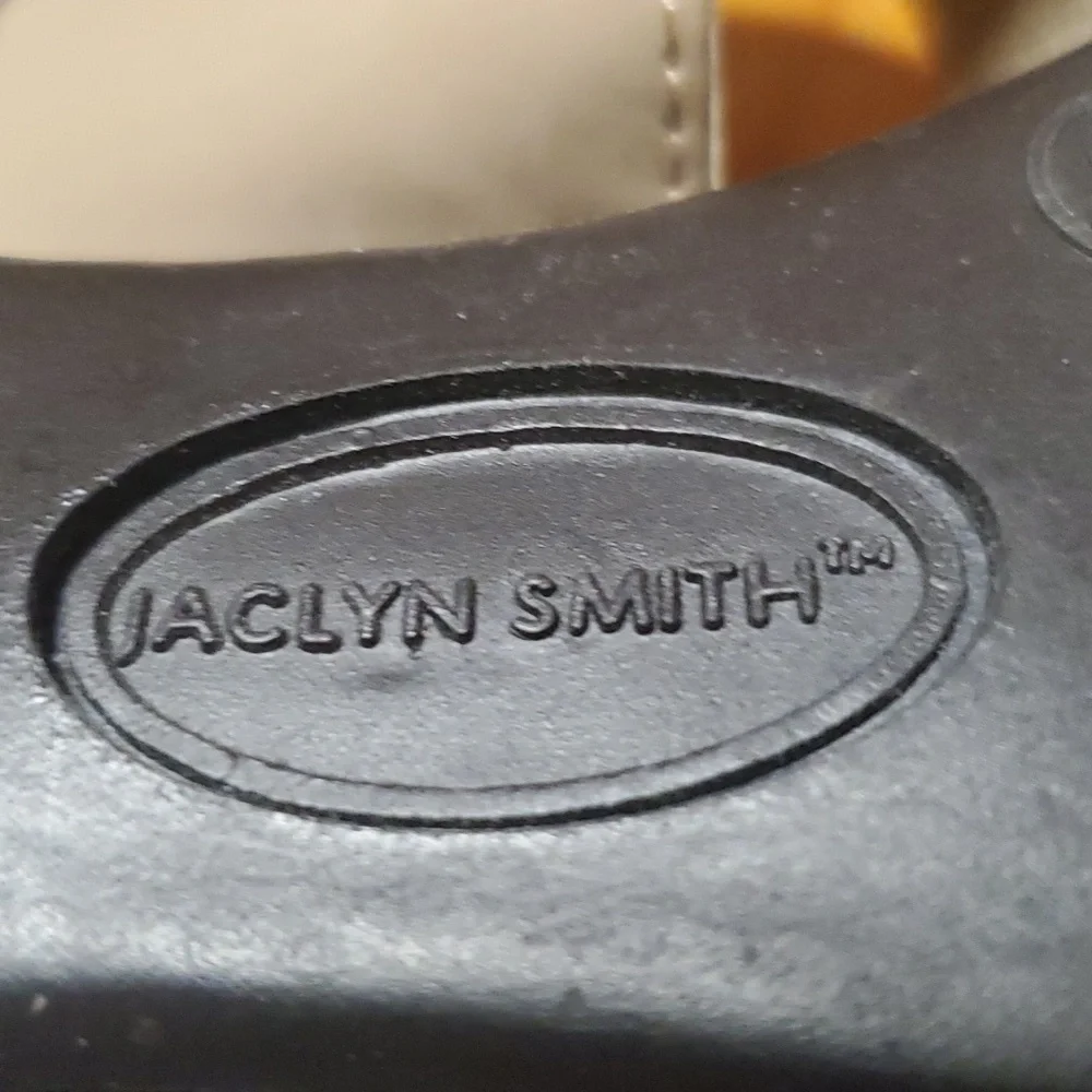 Jaclyn Smith tan sandles size 8.5M